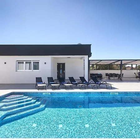 Mit Privatpool Fuer 5 Personen Ca 100 Qm In Pula, Istrien Istrische Riviera Holiday home
