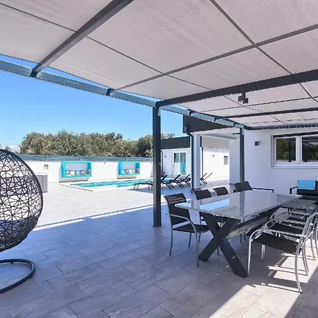 Mit Privatpool Fuer 5 Personen Ca 100 Qm In Pula, Istrien Istrische Riviera *