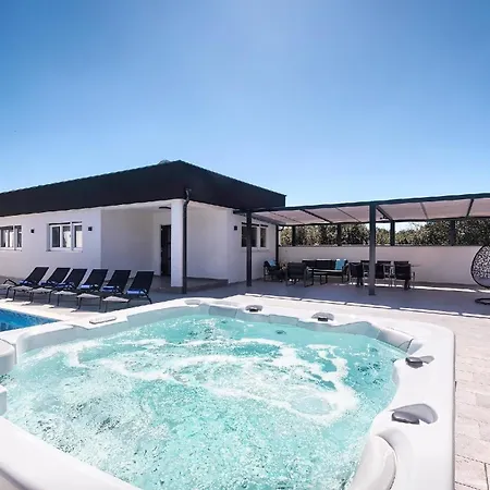 Mit Privatpool Fuer 5 Personen Ca 100 Qm In Pula, Istrien Istrische Riviera