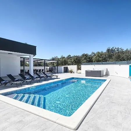 Mit Privatpool Fuer 5 Personen Ca 100 Qm In Pula, Istrien Istrische Riviera * Pula